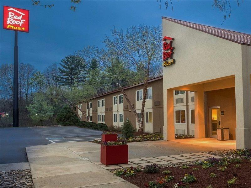 Red Roof Plus+ - Amherst Hotel 3*