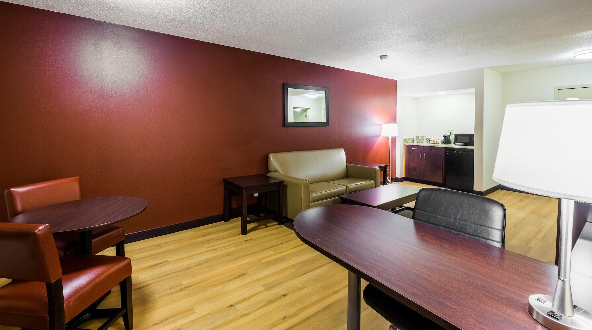 Red Roof Plus+ - Amherst Hotel