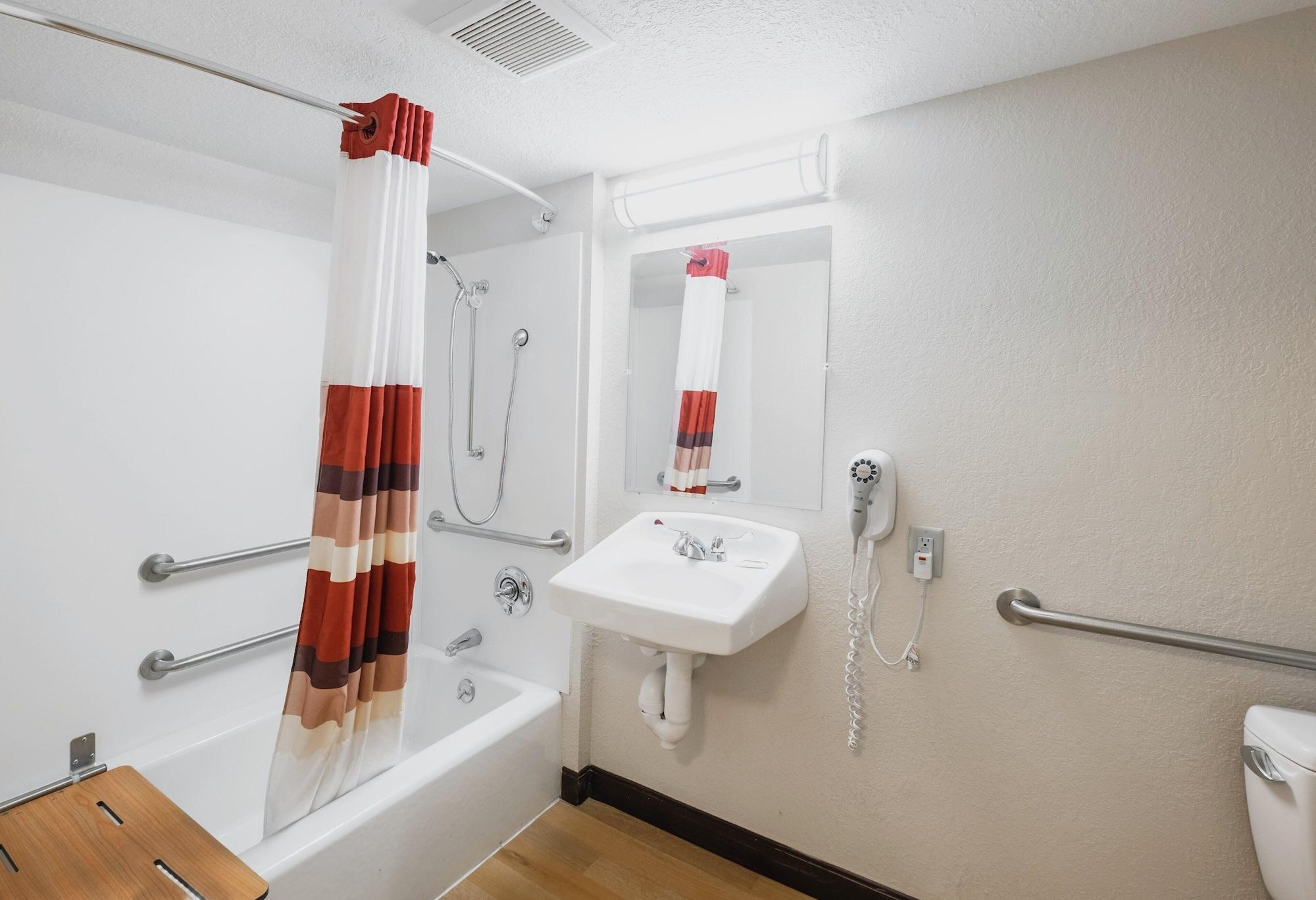 Hotel Red Roof Plus+ - Amherst 3*