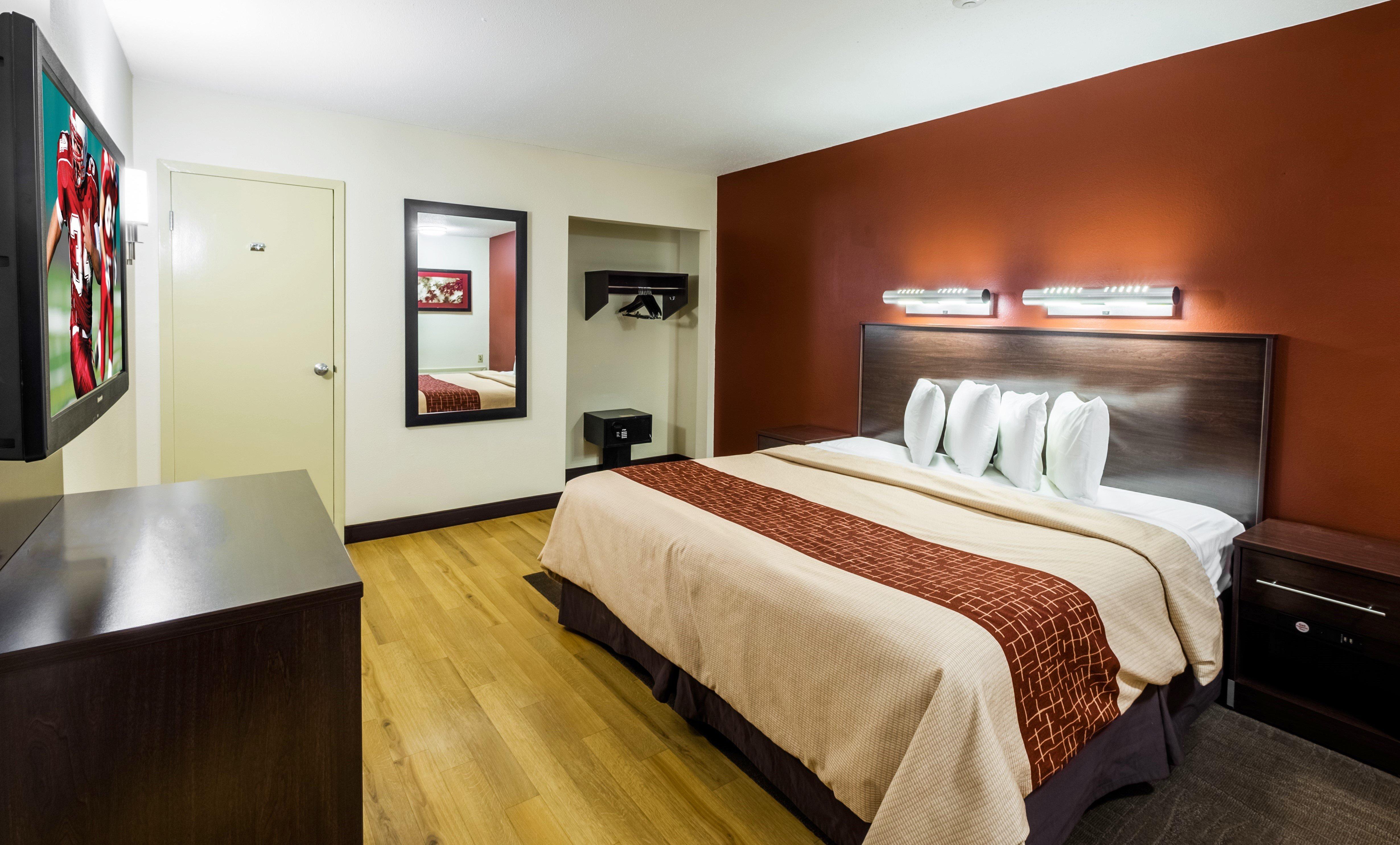 Red Roof Plus+ - Amherst 3*