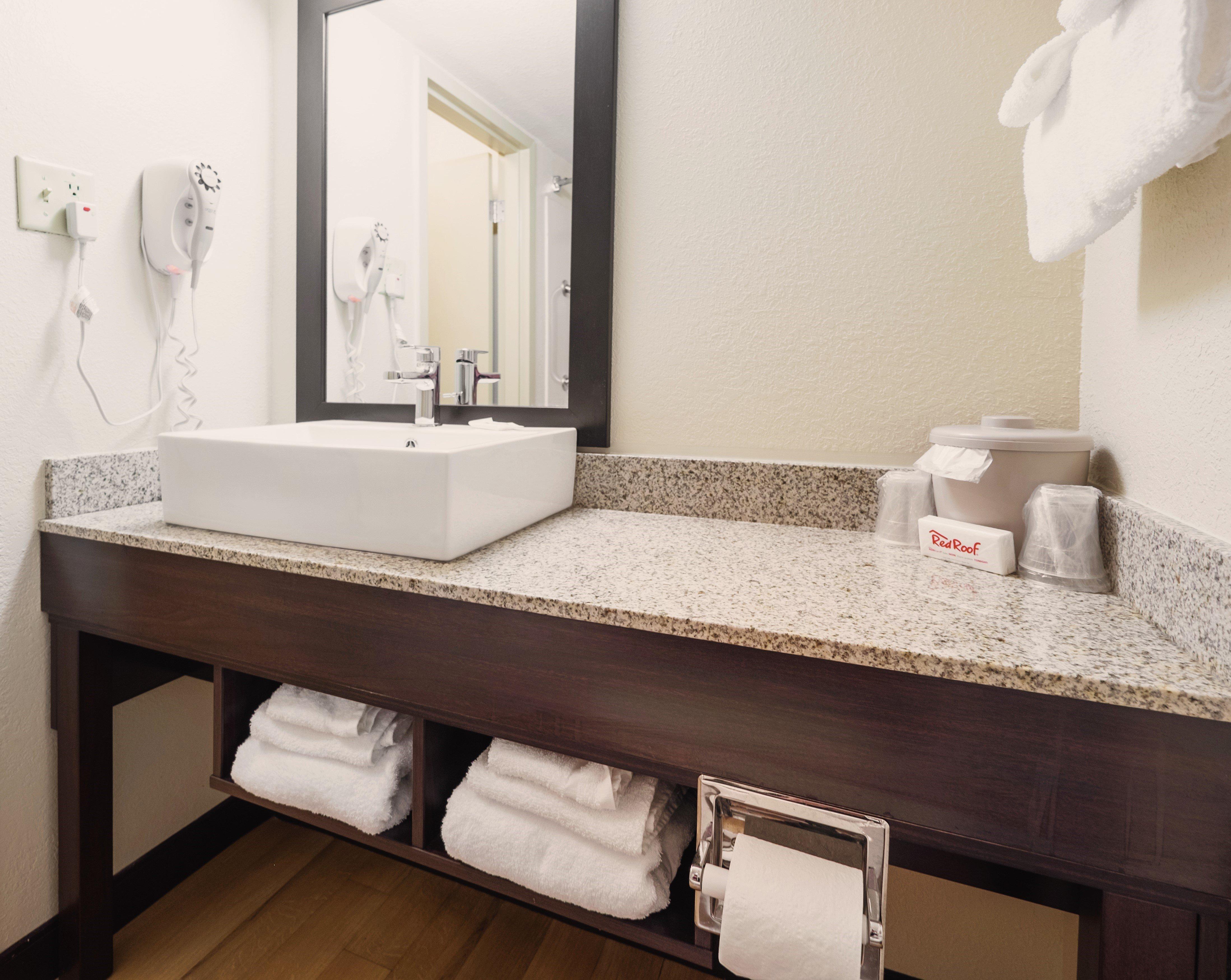 Red Roof Plus+ - Amherst Hotel 3*