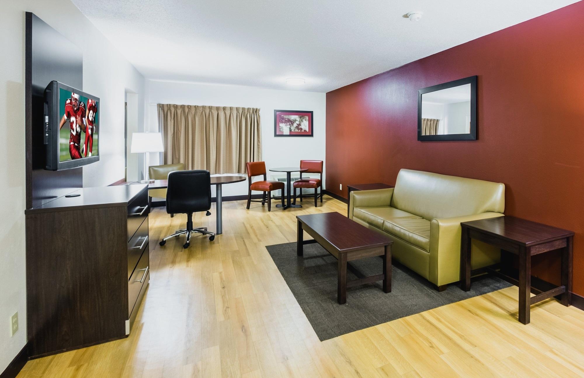 Red Roof Plus+ - Amherst Hotel 3*
