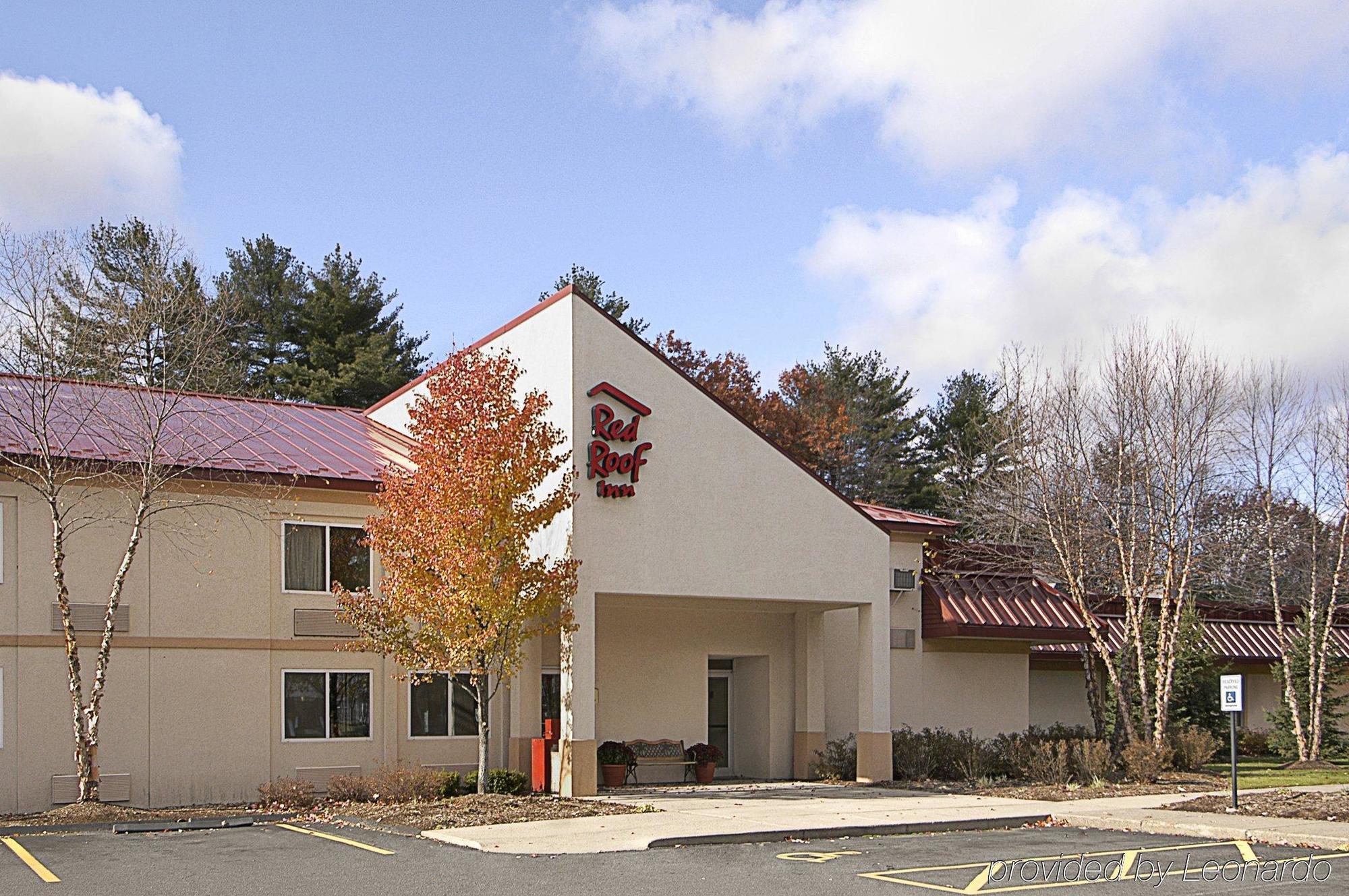Red Roof Plus+ - Amherst Hotel South Deerfield