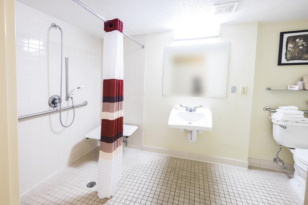 Red Roof Plus+ - Amherst 3*