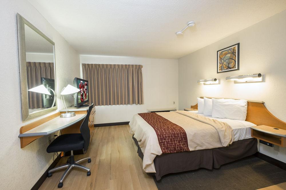 Red Roof Plus+ - Amherst Hotel 3*