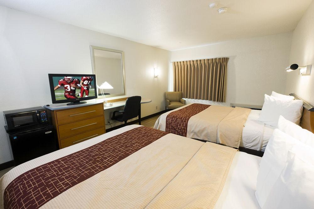 Red Roof Plus+ - Amherst Hotel 3*