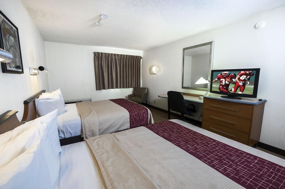 Red Roof Plus+ - Amherst 3*