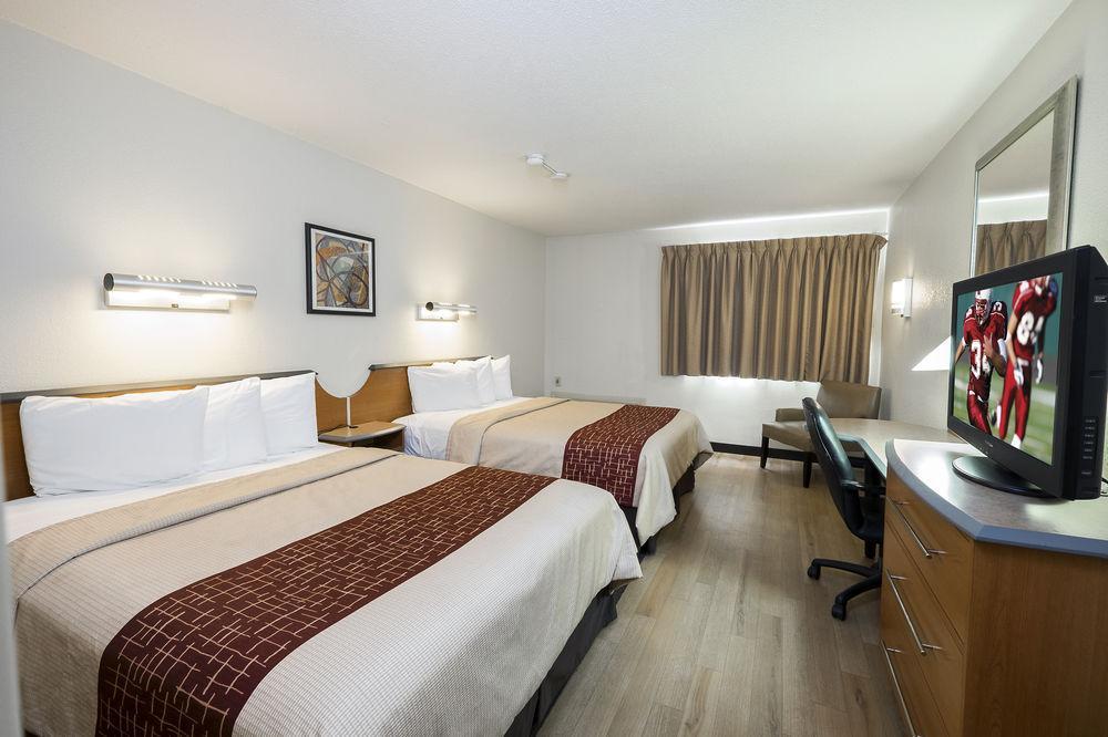 Red Roof Plus+ - Amherst Hotel South Deerfield