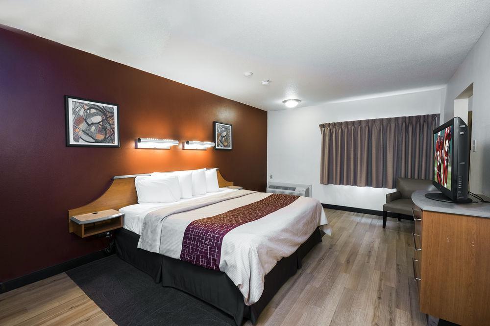 Red Roof Plus+ - Amherst Hotel 3*
