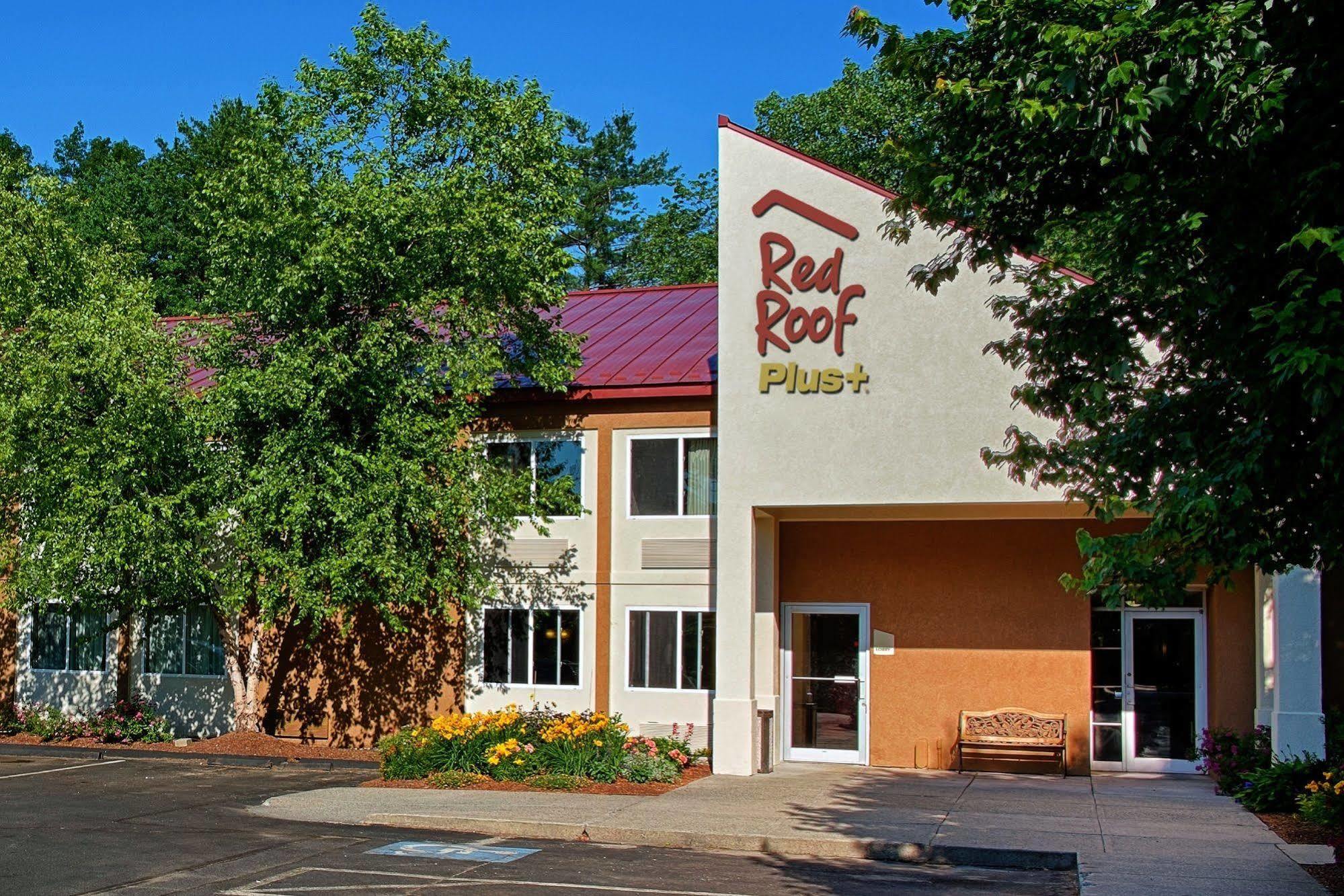 Red Roof Plus+ - Amherst 3*